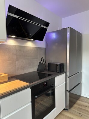 Fridge, oven, stovetop, dishwasher