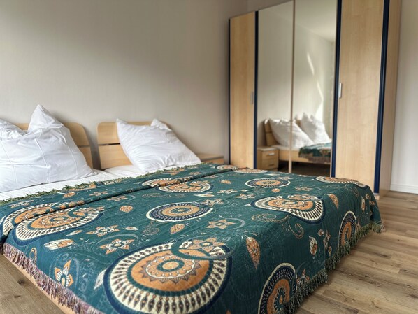 3 bedrooms, desk, travel cot, WiFi