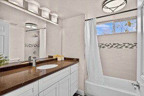 Douche, sèche-cheveux, serviettes fournies, savon