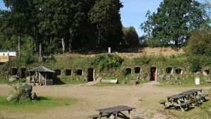 A picnic area with benches and a small shelter. - Holiday Home Near Fishing Area (Hoor)