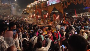 A crowded event with a stage and decorated umbrellas. - Hotel Imperial Kashi (Varanasi)