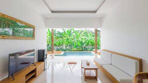 Biệt thự, 2 phòng ngủ, quang cảnh vườn | Khu phòng khách | TV màn hình phẳng 42-inch có truyền hình vệ tinh 