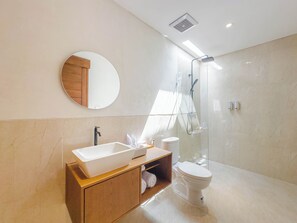 Villa, 2 Bedrooms, Garden View | Bathroom | Shower, towels, soap, shampoo - Casa Mahesa Villas (Ubud)