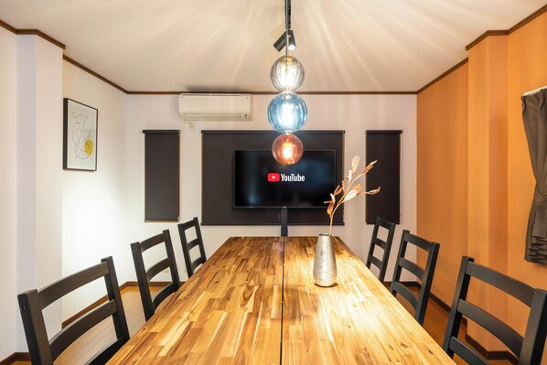 Executive-Apartment, Balkon | Essbereich im Zimmer