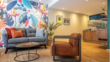 Deluxe Studio Suite, Accessible, Kitchenette | Living area