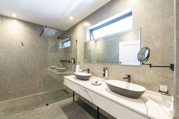 Suite Studio Deluxe, accessible aux personnes à mobilité réduite, coin cuisine | Salle de bain | Douche, articles de toilette gratuits, sÚche-cheveux, peignoirs