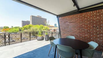 Deluxe Studio Suite, 1 King Bed, Accessible, Kitchenette | Terrace/patio