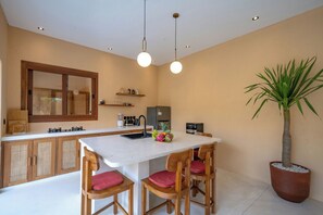 Deluxe-Villa, Terrasse, Poolblick | Essbereich im Zimmer