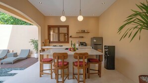 Deluxe-Villa, Terrasse, Poolblick | Essbereich im Zimmer