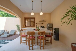 Deluxe-villa - terrasse - udsigt til pool | Spisning på værelset