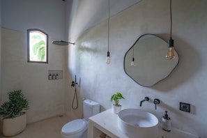 Shower, free toiletries, hair dryer, towels - Casa Sana Uluwatu (Pecatu)