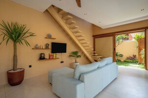 Deluxe-villa - terrasse - udsigt til pool | Opholdsområde | 50-tommers smart-tv med kabelkanaler