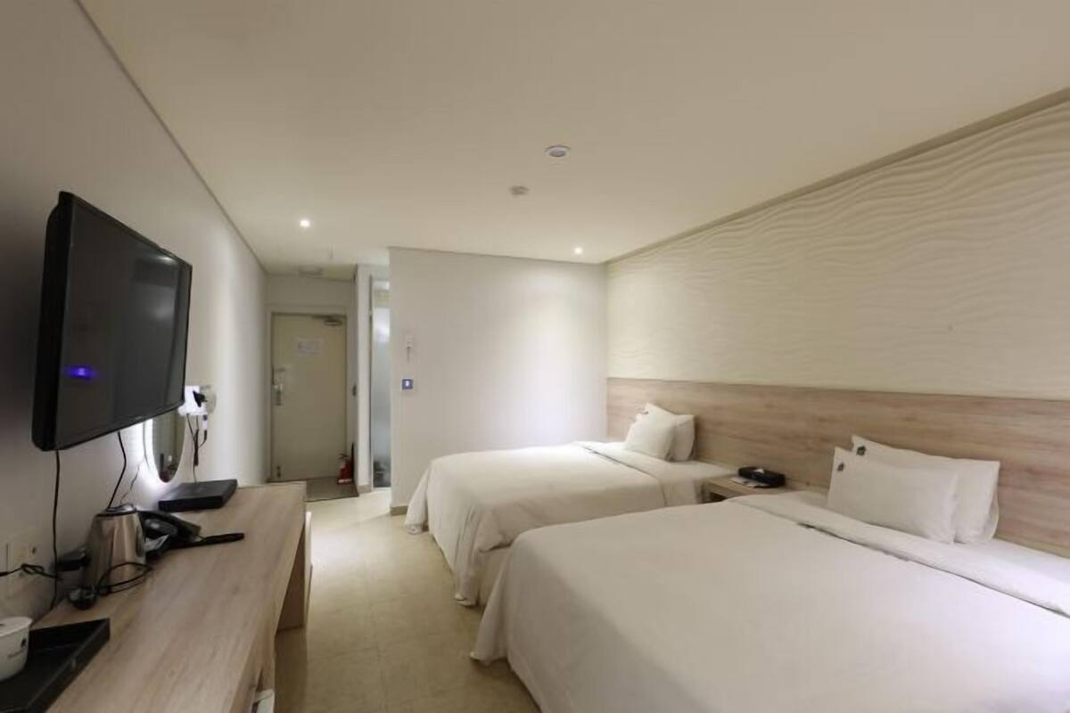 Soundproofing, free WiFi, bed sheets