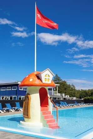 Zona de juegos infantil al aire libre