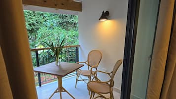 Deluxe Δίκλινο Δωμάτιο (Double), Θέα στον Κήπο | Χρηματοκιβώτιο στο δωμάτιο, κουρτίνες συσκότισης, δωρεάν Wi-Fi