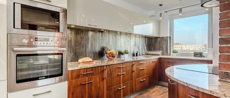 Appartement Confort, balcon, vue cour intérieure | Cuisine privée | Bouilloire électrique, serviettes en papier