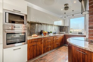 舒適公寓, 陽台, 庭園景觀 | 私人廚房 | 電熱水壺、紙巾