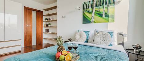 LÀgenhet Comfort - balkong - utsikt mot innergÄrden | 2 sovrum, mörklÀggningsgardiner, strykjÀrn/strykbrÀda och barnsÀngar