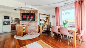 Una cocina moderna con una televisión integrada que muestra 