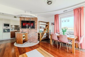 舒適公寓, 陽台, 庭園景觀 | 起居區 | 40-吋 LCD 液晶電視,提供有線頻道