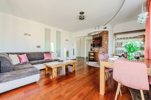 Comfort Apartment, Balcony, Courtyard View | Living area