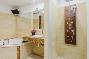 Comfort Apartment, Balcony, Courtyard View | Bathroom | Separate bathtub and shower, hair dryer, towels, soap - Lumina apart on Sienkiewicza street (Lódz)