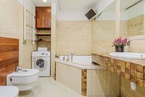 Comfort appartement, balkon, uitzicht op binnenplaats | Badkamer | Een aparte badkuip en douche, een haardroger, handdoeken, zeep
