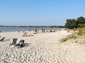 A beach with sun loungers and people relaxing. - 6 Person Holiday Home in Borgholm (Borgholm)