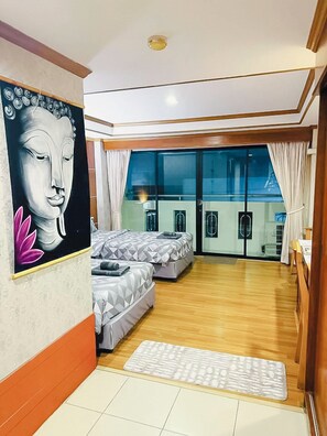 Deluxe Twin with Bathtub | City view