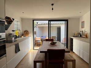 Frigorifero, microonde, forno, piano cottura