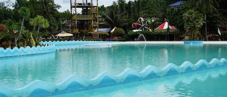 6 outdoor pools