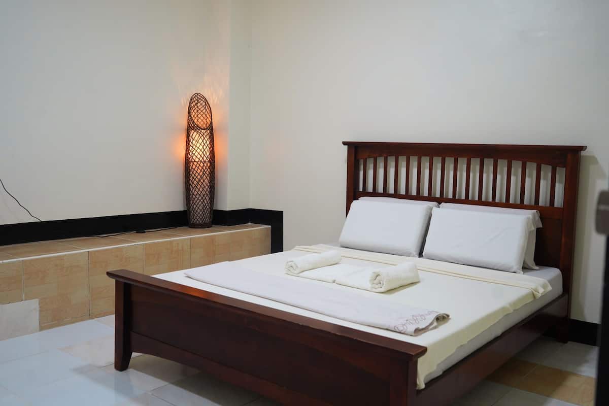 Chambre avec lits jumeaux | Bureau, draps fournis