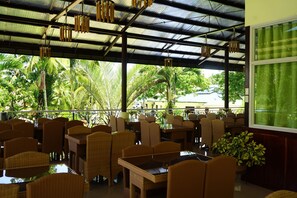 Restaurant - Hidden Valley Mountain and Wavepool Resort (Pinamungajan)