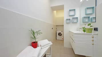 Apartemen, pemandangan kota | Kamar mandi | Kloset dan tisu toilet