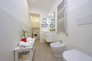 Apartamento, vistas a la ciudad | Baño | Bidé y papel higiénico