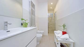 Apartamento, vista para a cidade | Banheiro | Bidê, papel higiênico