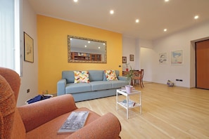 Apartment, City View | Living area | Flat-screen TV - Luminoso appartamento a Testaccio (Rome)