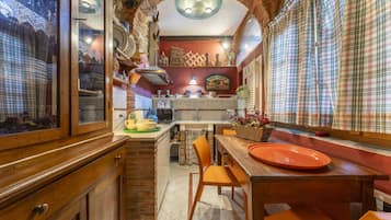 Appartamento, vista collina | Cucina privata | Frigorifero con congelatore, microonde, forno, piano cottura