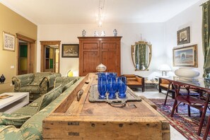 아파트, 언덕 전망 | 거실 공간 | 케이블 채널 시청이 가능한 32인치 TV