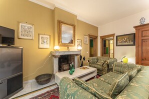 아파트, 언덕 전망 | 거실 공간 | 케이블 채널 시청이 가능한 32인치 TV