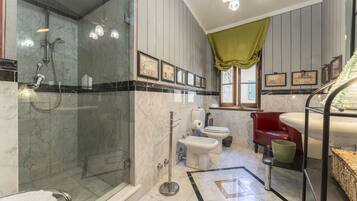 Apartment, Hügelblick | Badezimmer