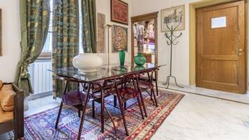 Appartamento, vista collina | Sala da pranzo