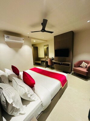 Habitación clásica | Ropa de cama de alta calidad y escritorio