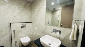 Amenidades de baño gratuitas, jabón, shampoo, papel de baño 