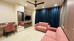 Family Quadruple Room | Living area