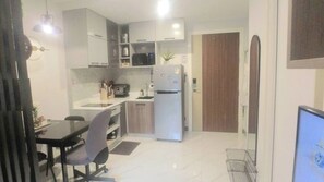 Kühlschrank, Herdplatte, Toaster, Hochstuhl