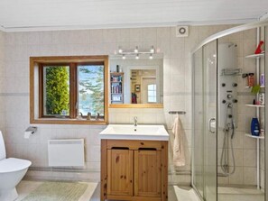 House | Bathroom - 4 Star Holiday Home in Valdemarsvik (Valdemarsvik)