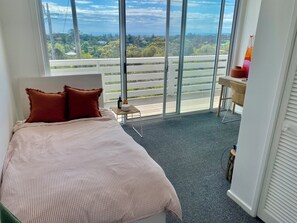 4 bedrooms, iron/ironing board, free WiFi - On Top of the World - Incredible Bay views with massive outdoor undercover deck  (Rye)