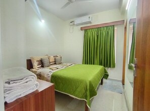 Căn hộ tiện nghi đơn giản | 2 phòng ngủ, màn/rèm cản sáng, phòng cách âm 