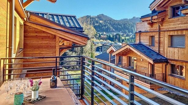 A wooden cabin with a balcony overlooking a mountainous landscape. - Le Grand Cerf - appartement 8 pers - proche centre (Les Gets)